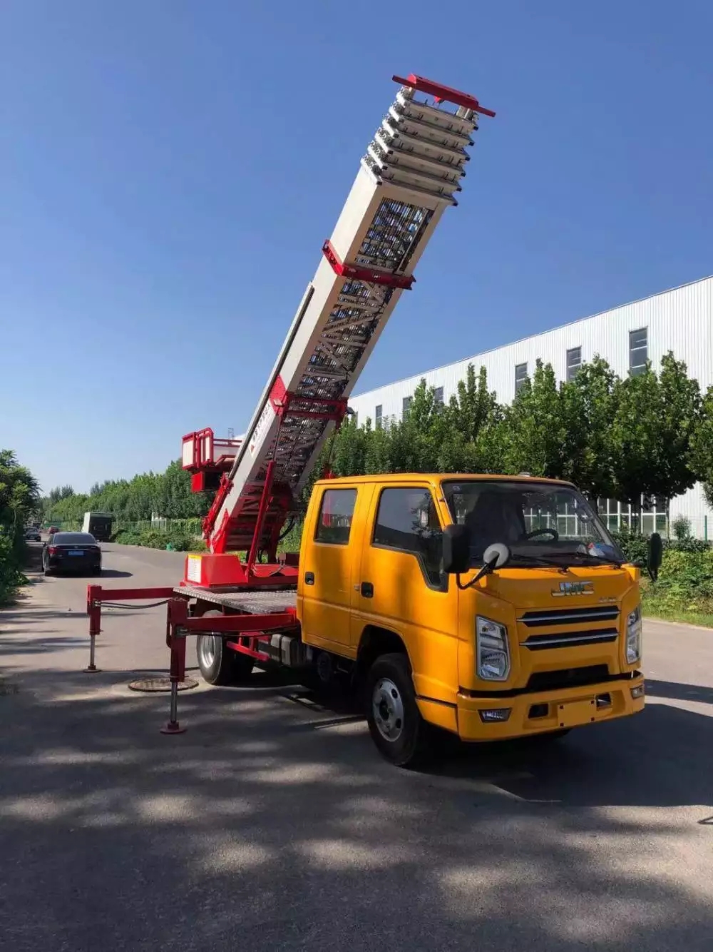 保康附近的云梯车出租服务：轻松解决高空作业需求