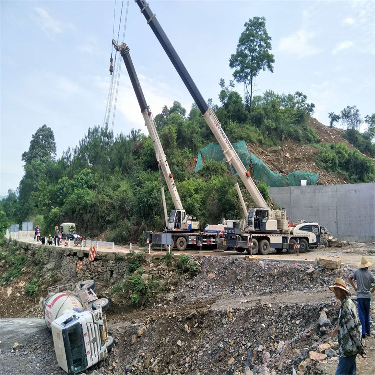 保康汽车掉沟里叫吊车救援要多少钱